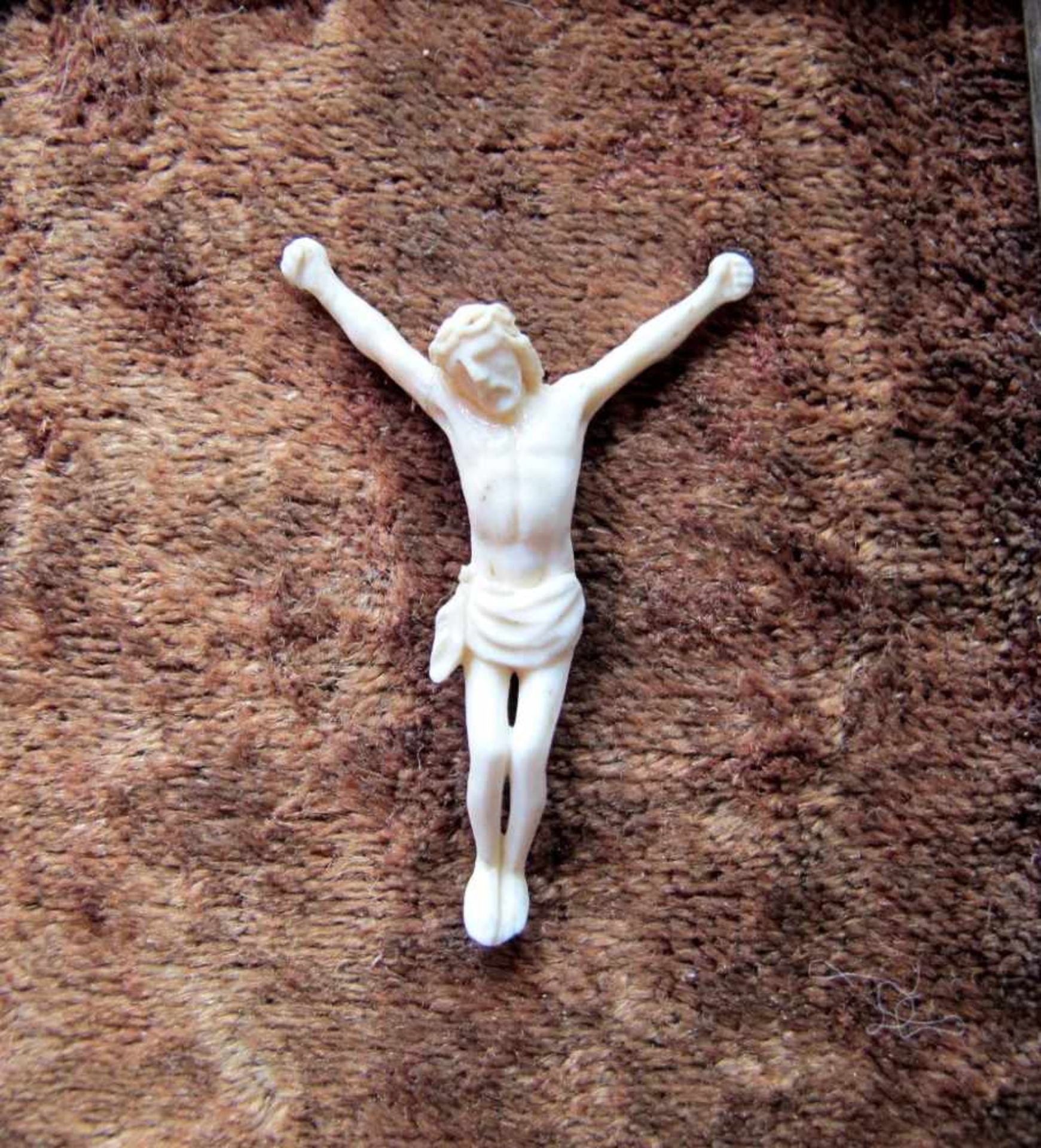 Miniatur-Elfenbein-Kruzifixus. 19. Jh. H 4 cm. In Rähmchen