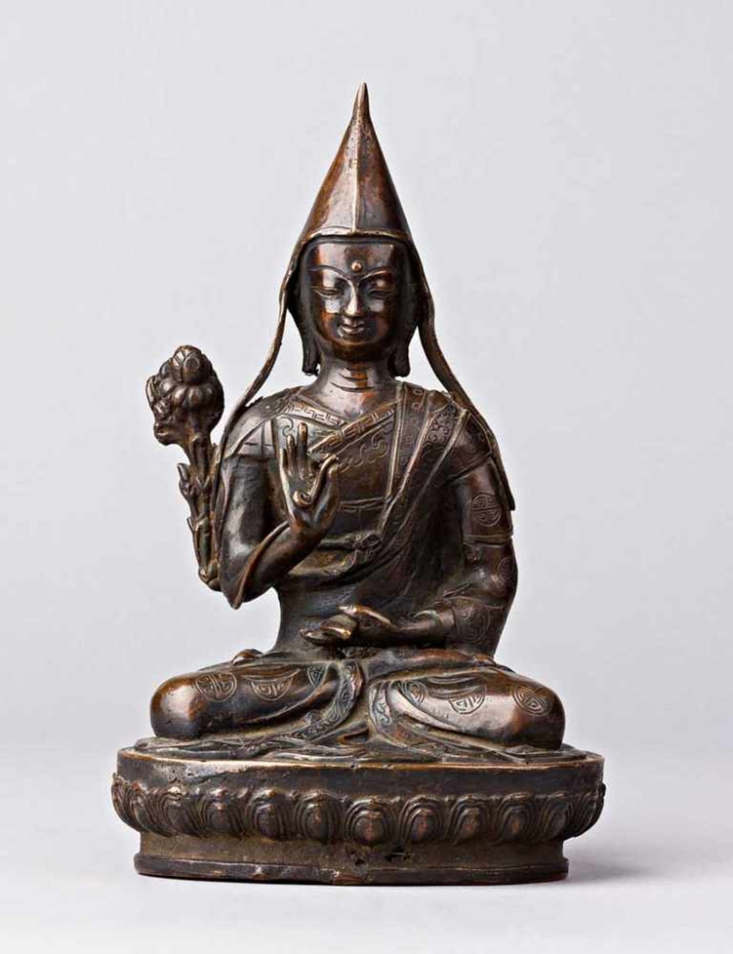 Sitzender Tsongkhapa auf Lotossockel. Dhyana Asana. Vitarka Mudra. Bronze. Tibet, 19. Jh. H 21 cm