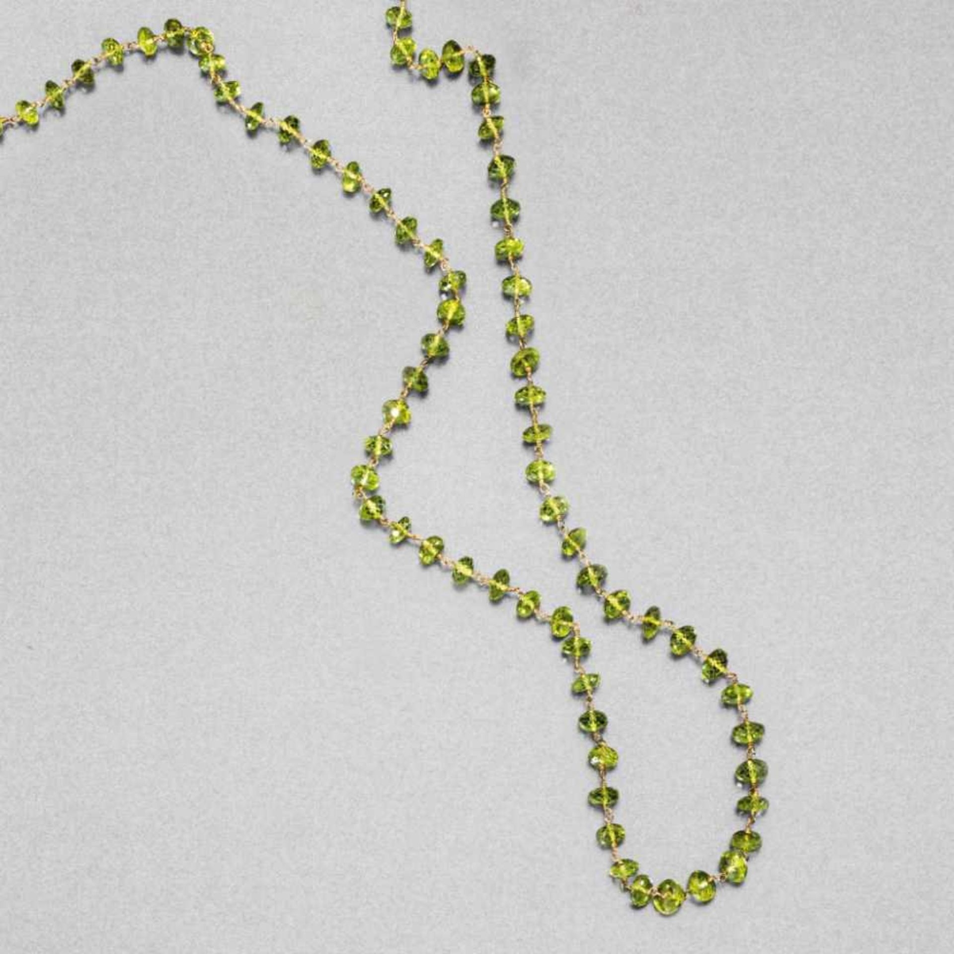 Feine Peridotkette. Facettierte Peridotscheiben mit Vermeilfassung. L 80 cm