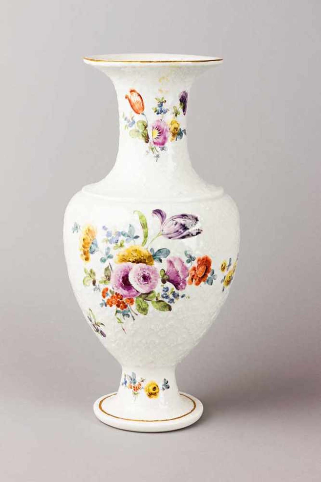 Vergissmeinnicht-Vase. Balusterform. Ungewöhnliches Relief mit Blüten und Ranken. Polychrome