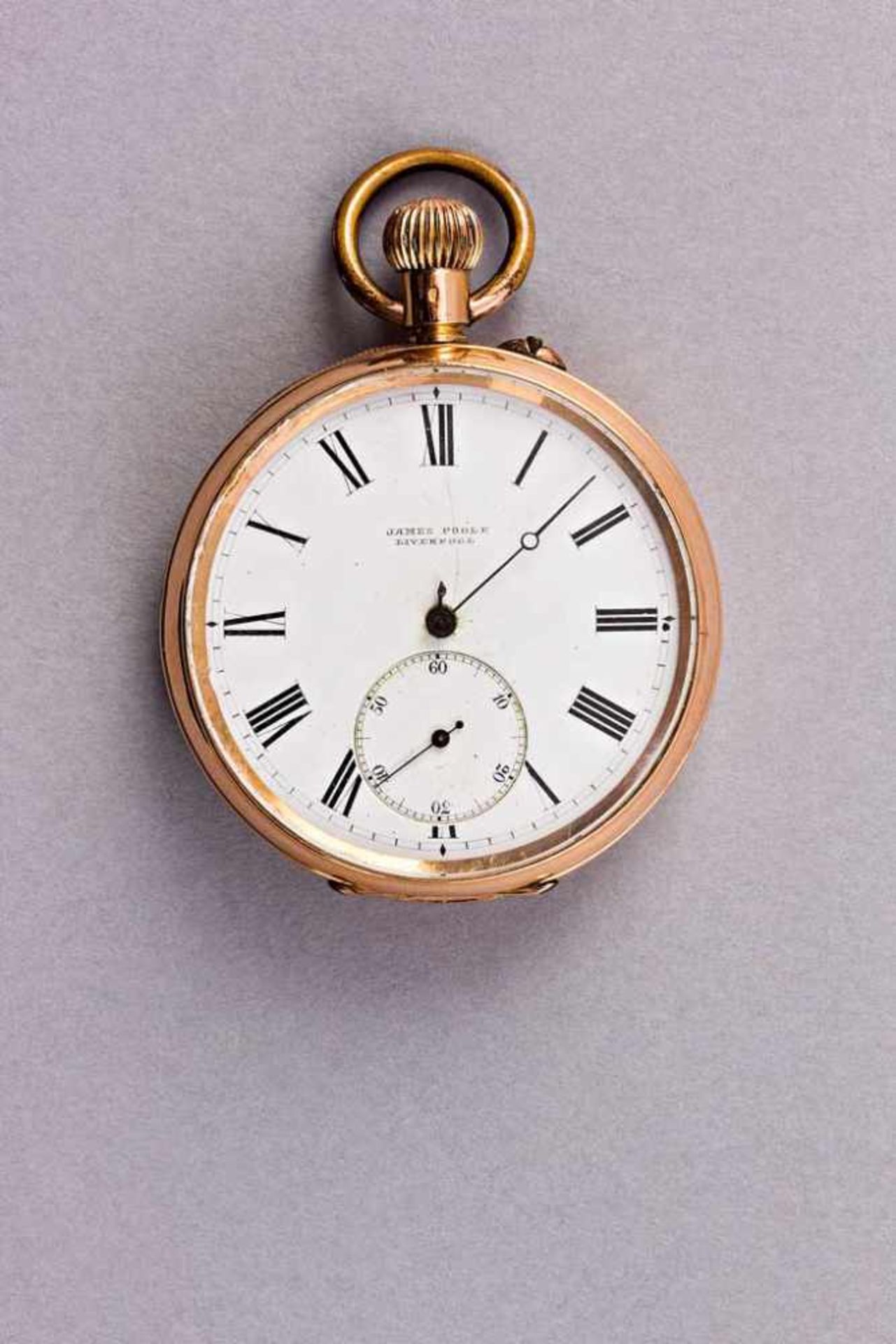 Goldene Taschenuhr, 14 ct. Gerippter Schalenrand, rs. Guillochierung mit Auge. Emailzifferblatt (