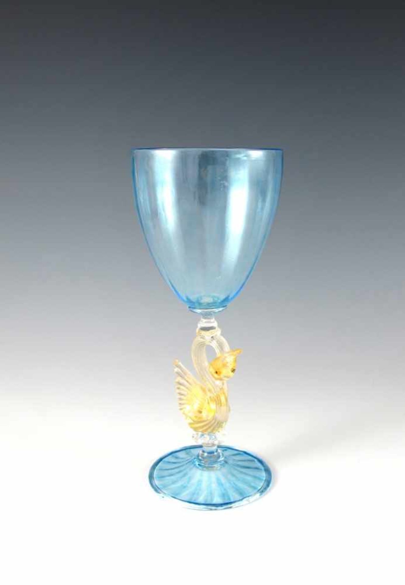 Venezianisches Kelchglas. Cuppa und Fuß hellblau. Schäftung mit Schwan; Goldfolien-Einschmelzung.