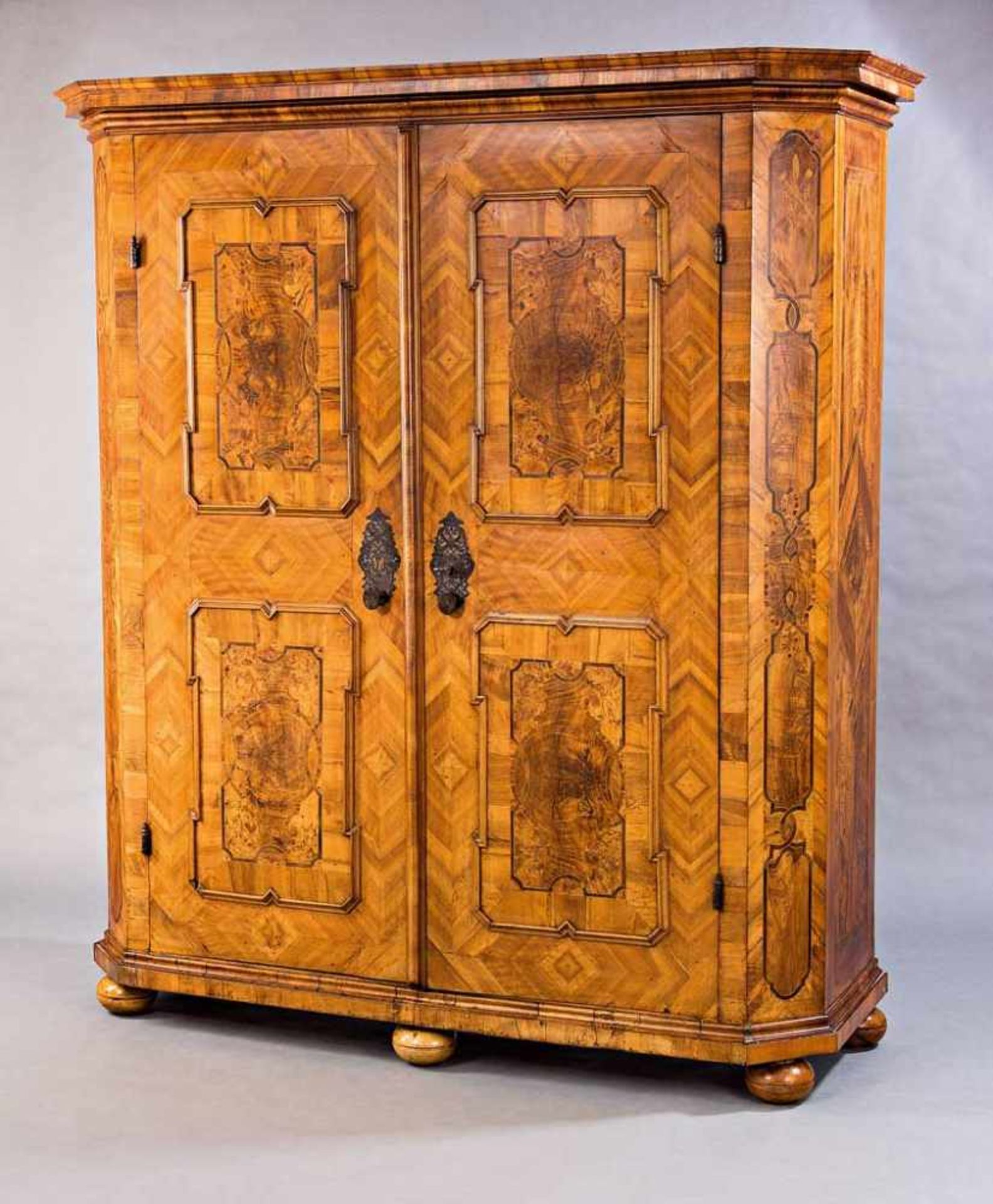 Barockschrank eines Bäckers, dat. 1741. Gerader zweitüriger Korpus mit Profilgesims. Abgeschrägte