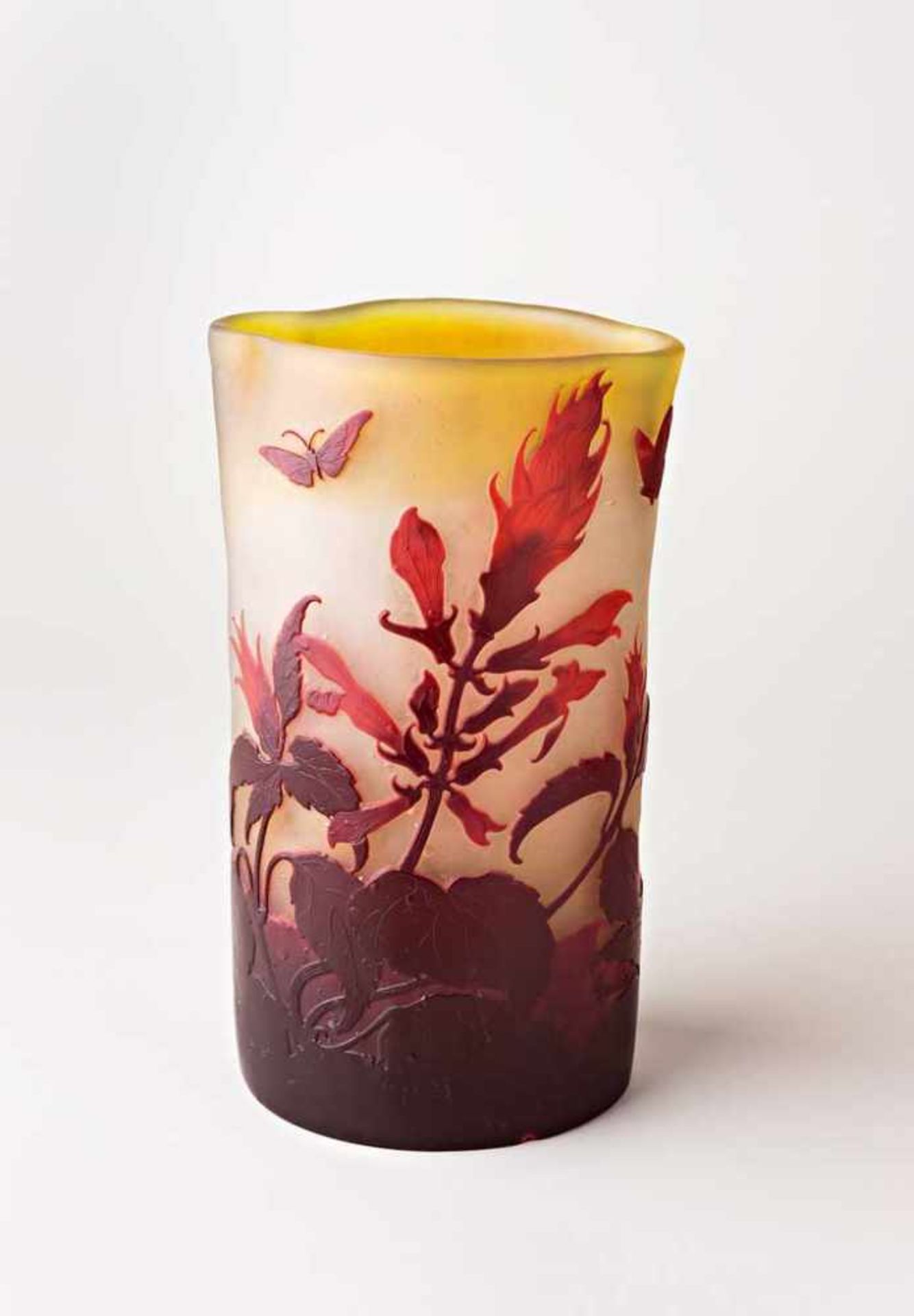 Gallé-Vase. Bez. Ovaler, nach oben vierpassiger Querschnitt. Farbloses Glas mit pulverisierten