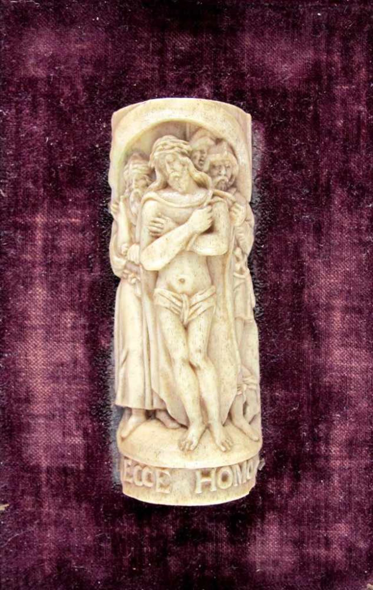 Geißelchristus mit Schergen und Hohepriester. Knochen-Reliefschnitzerei. 18. Jh. oder früher. H 9