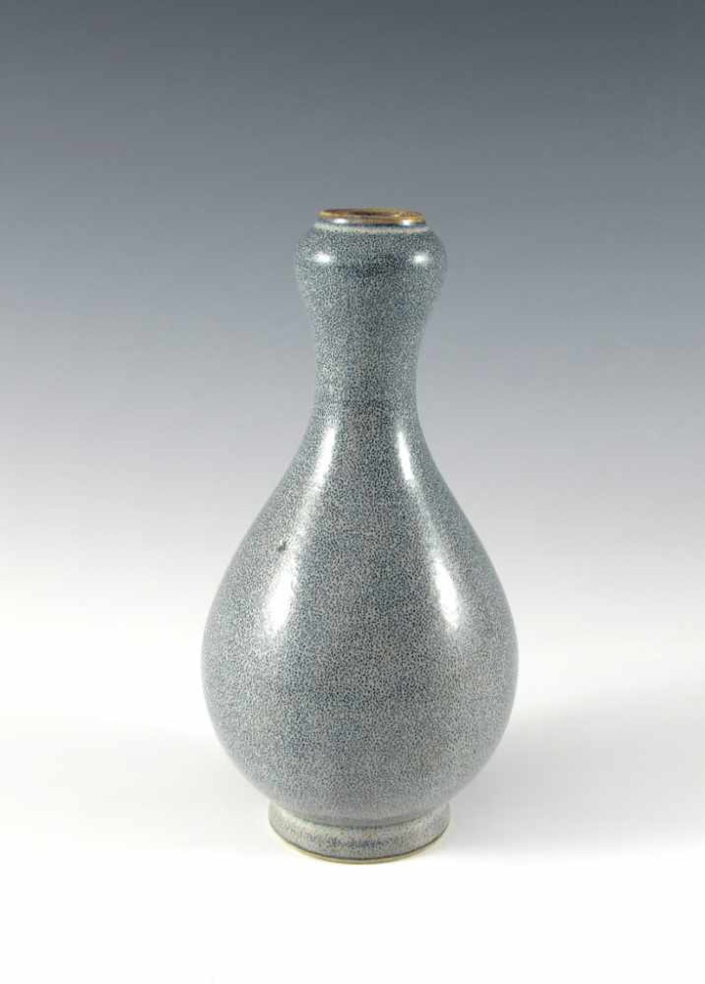 Vase. Keulenform. Feine Robin's egg-Glasur. Bodenmarke mit sechs Charakteren. China. H 16 cm
