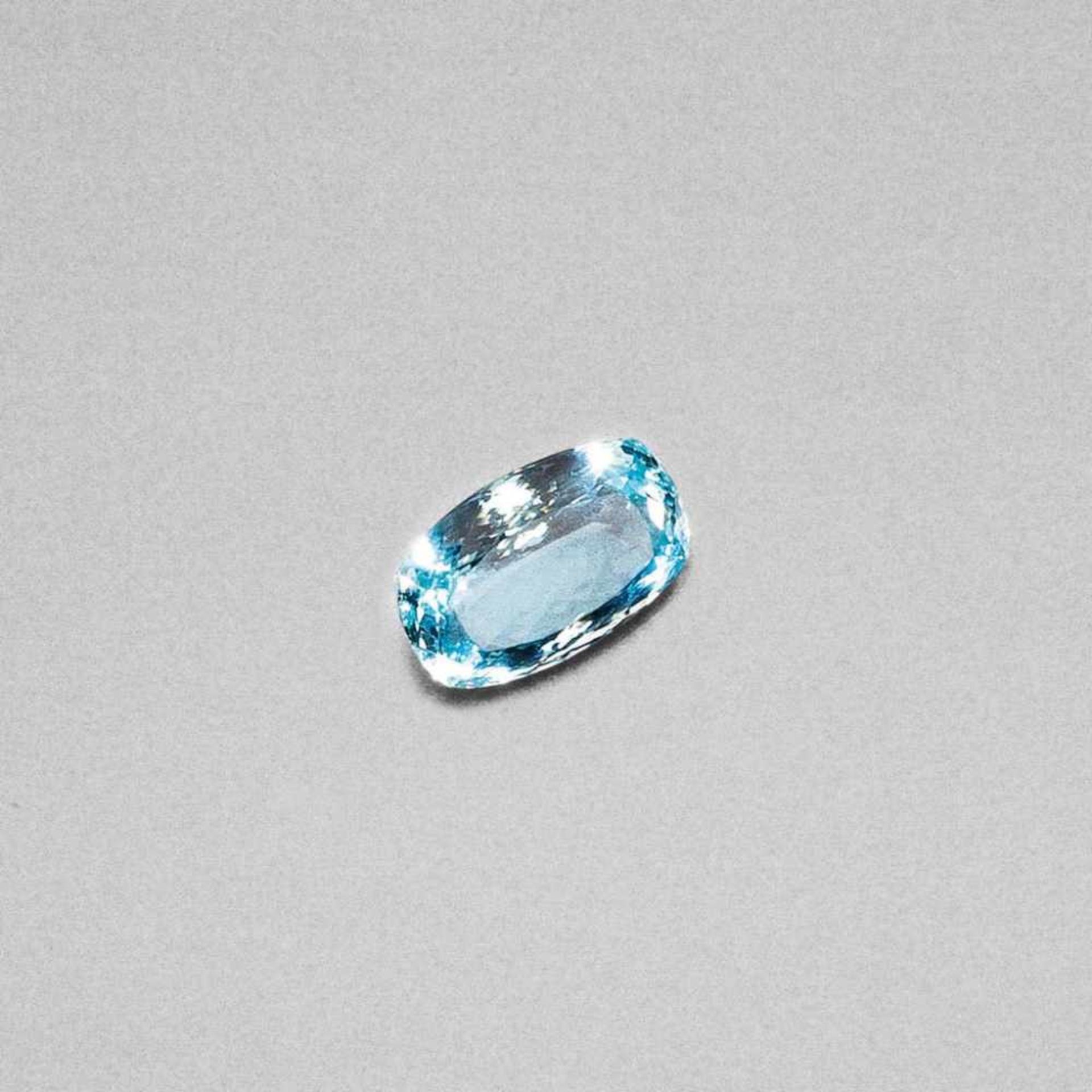 Loser Aquamarin. Oval, facettiert geschliffen. 43,91 ct.