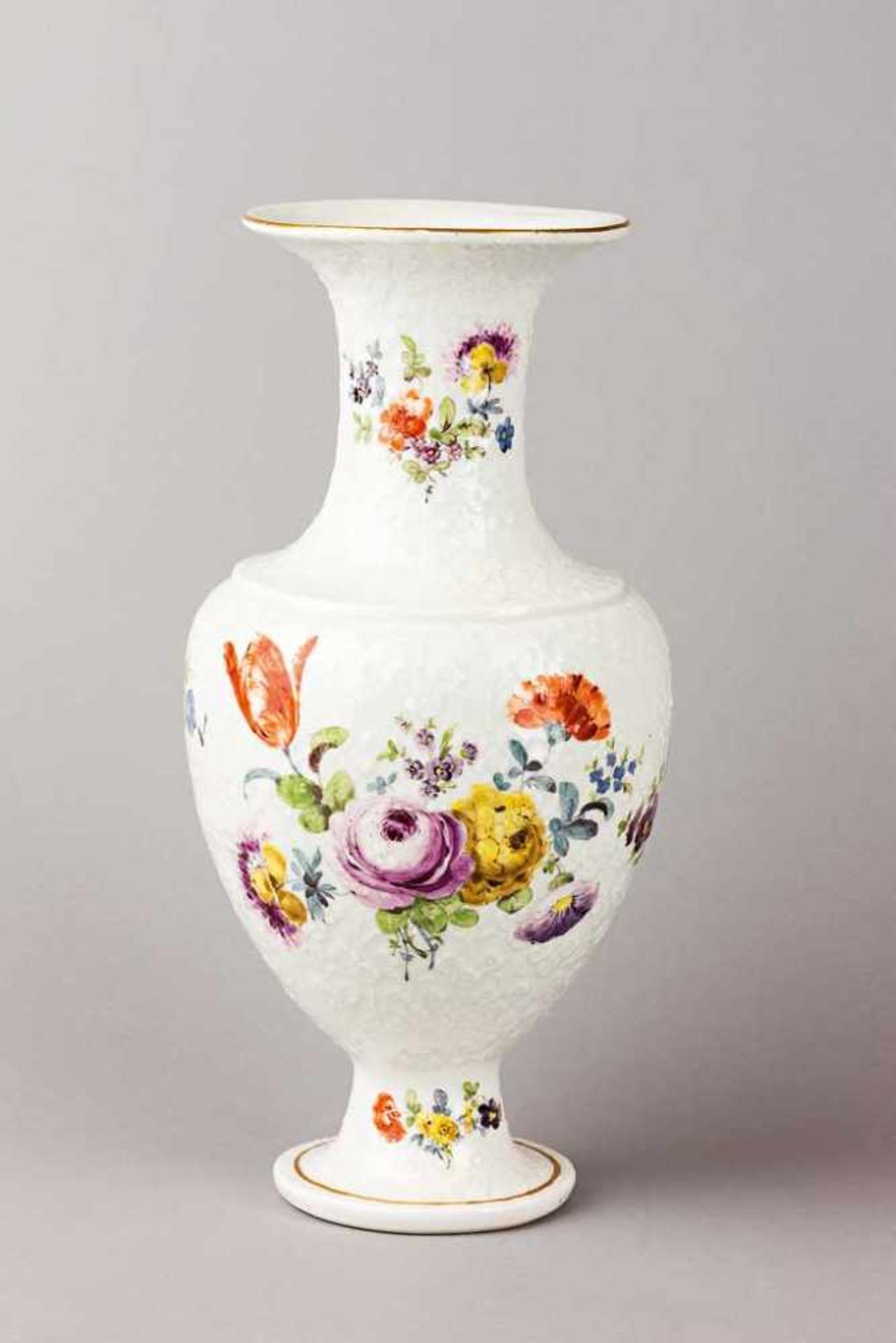 Vergissmeinnicht-Vase. Balusterform. Ungewöhnliches Relief mit Blüten und Ranken. Polychrome - Bild 2 aus 2
