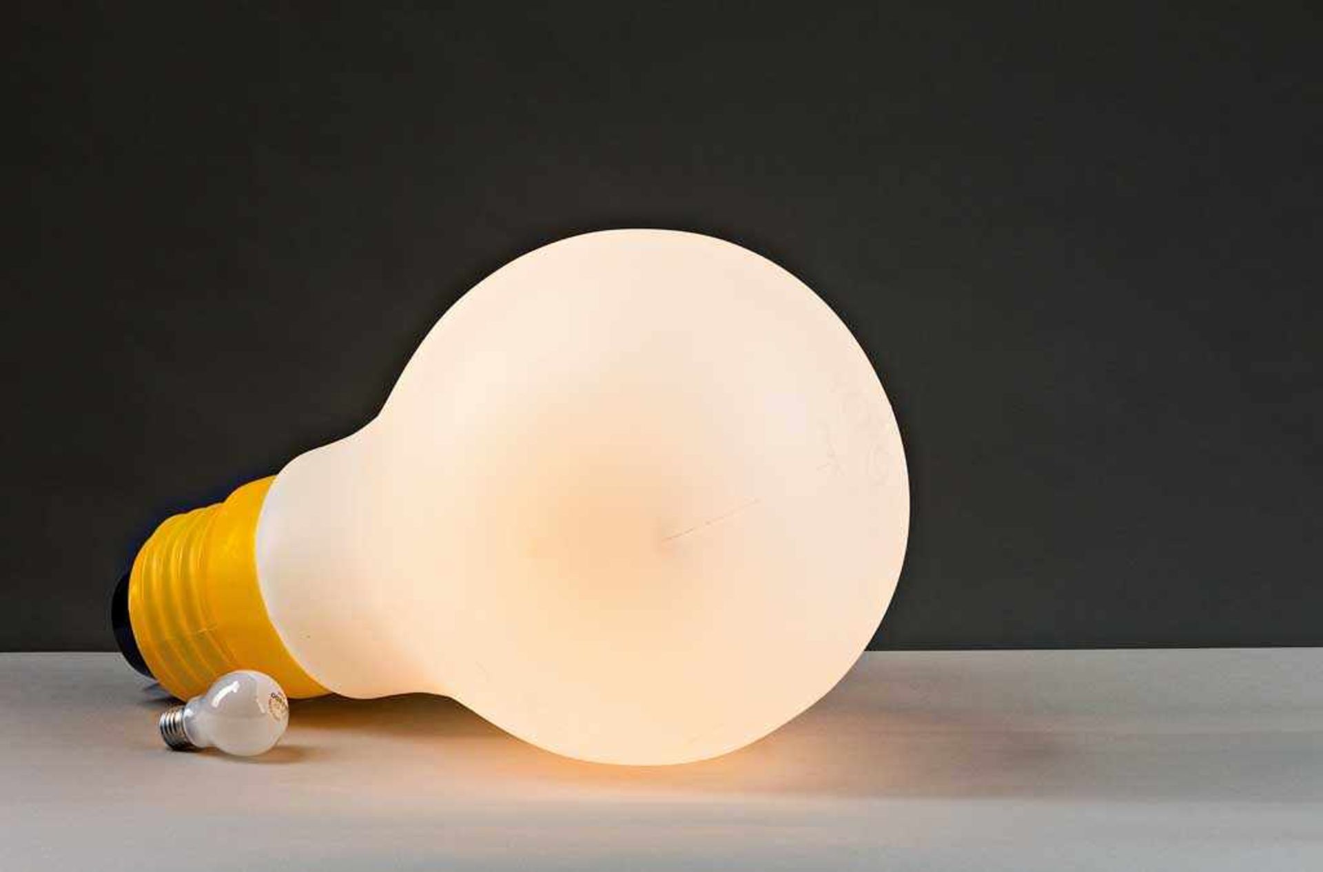 Lampe Bulb Bulb. Entwurf Ingo Maurer 1980. Kunststoff. H 60 cm