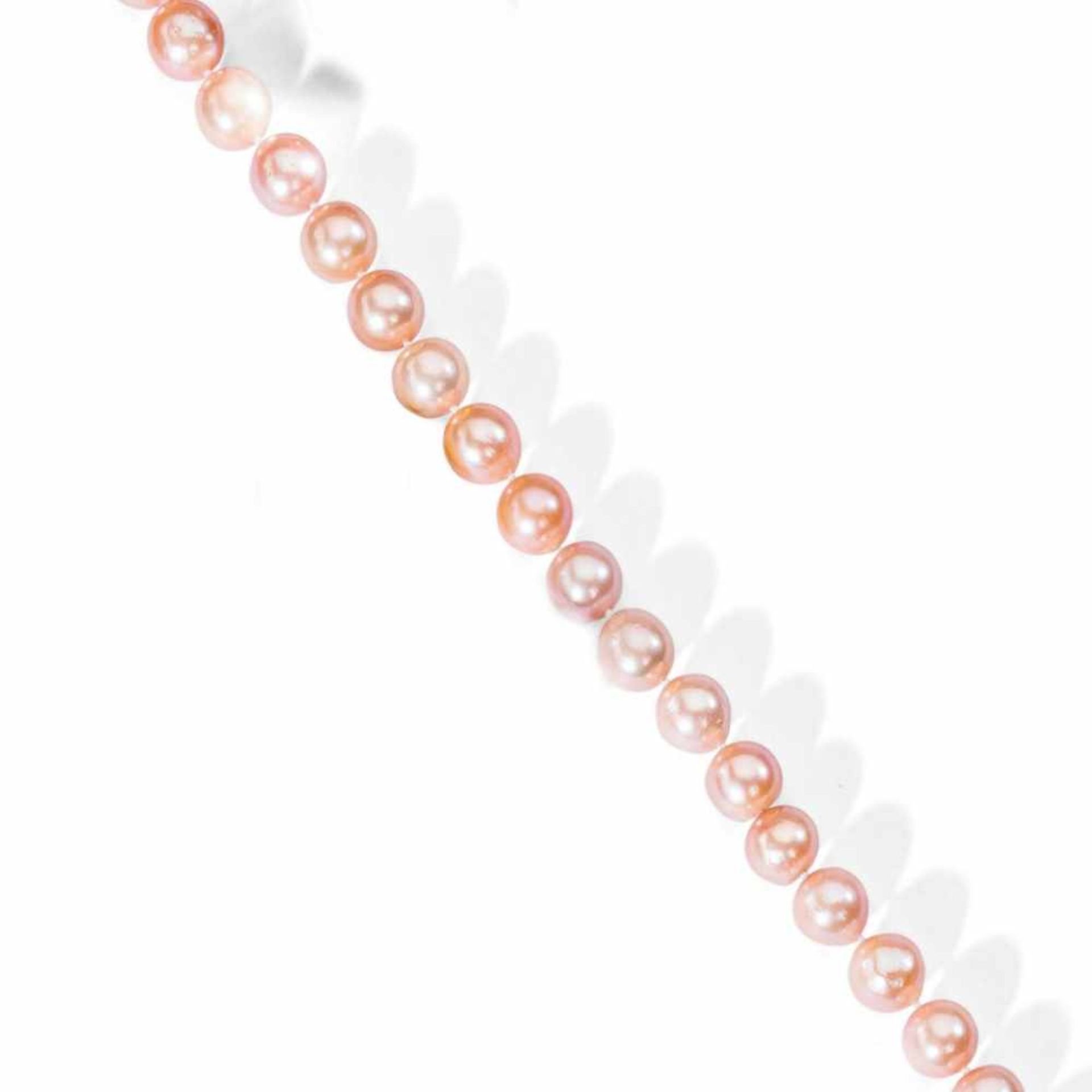 Apricotfarbenes Süßwasser-Zuchtperlcollier. Perlen Ø ca. 12,5 mm. Kugelschloss in 9 ct. WG. L 44 cm
