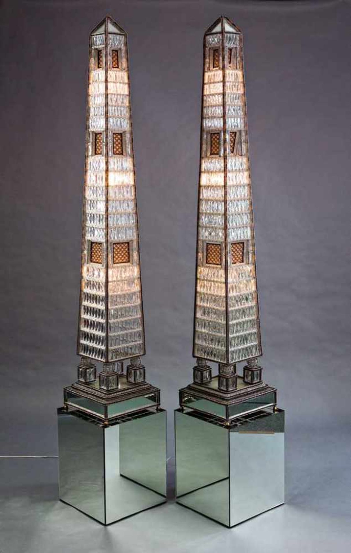 Paar Stehlampen in Form von Obelisken. Glasfacetten und Glasperlen. Verspiegelte separate Sockel.