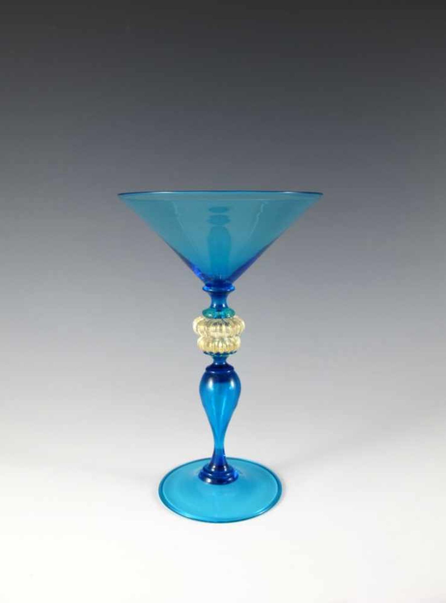 Venezianisches Kelchglas. Blau. Hohl geblasene Schäftung mit Nodus: Goldfolien-Einschmelzung. H 20