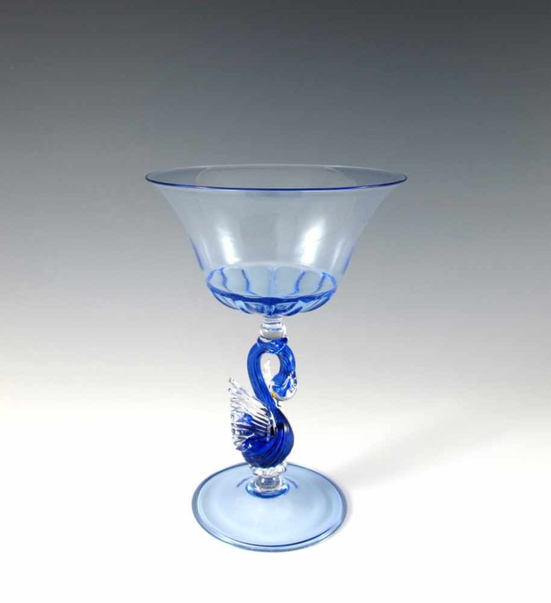 Venezianische Aufsatzschale. Cuppa und Fuß hellblau. Schäftung mit blauem Schwan. H 19,5 cm