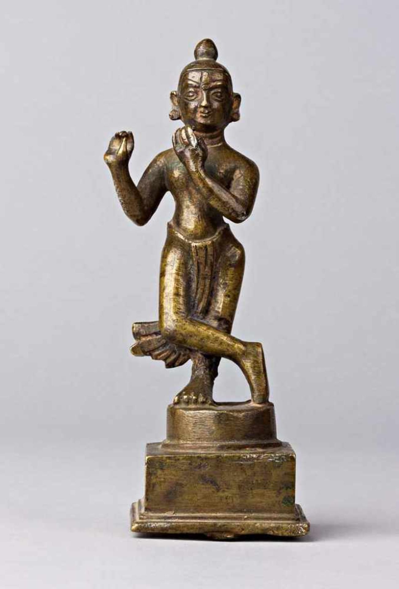 Stehender Krishna auf getrepptem Sockel. Gelbguss. Indien, 19. Jh. H 17 cm