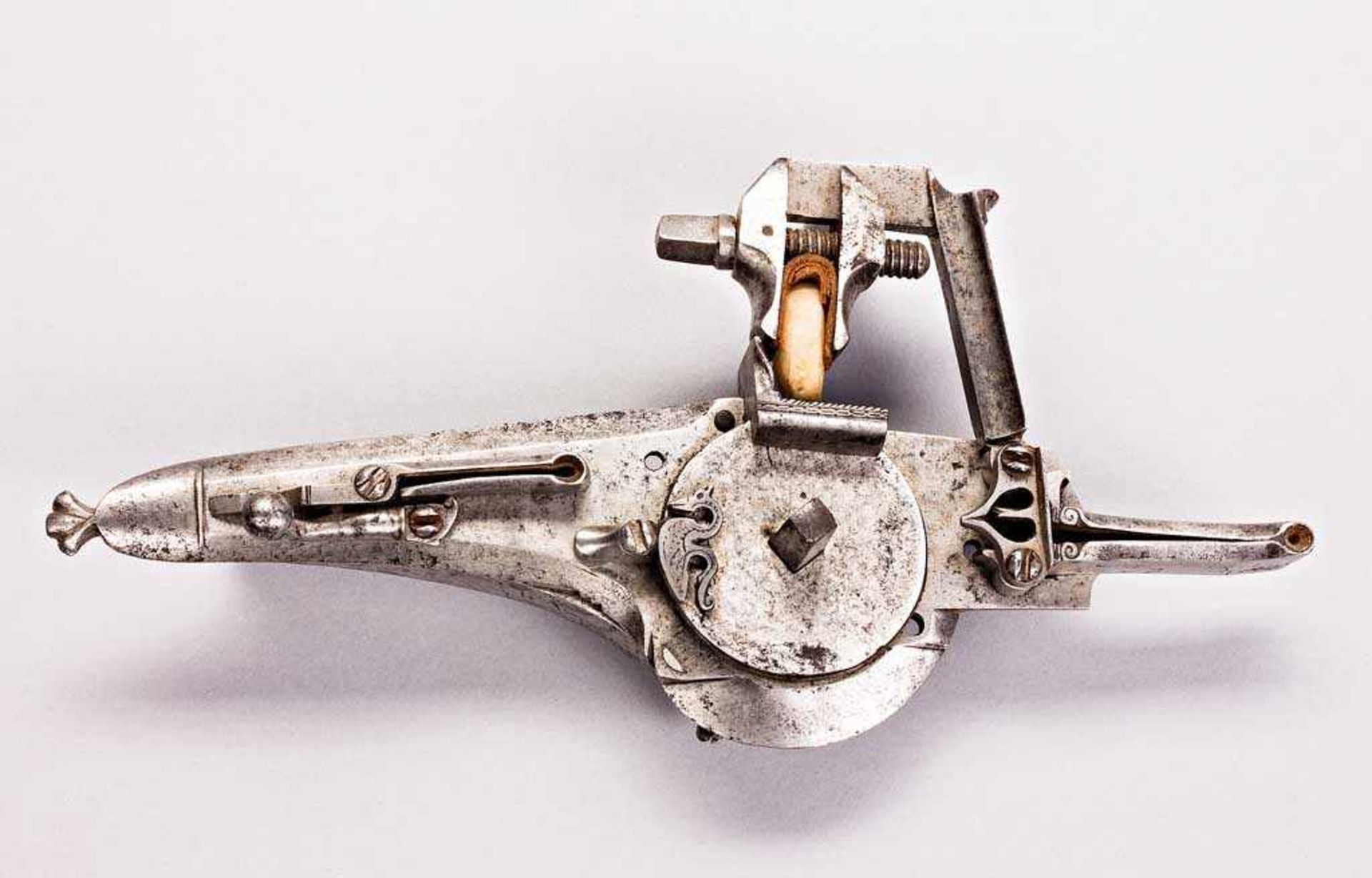 Radschloss eines Wallgewehres mit außen liegendem Rad, Radführung in Form eines Schwanes mit