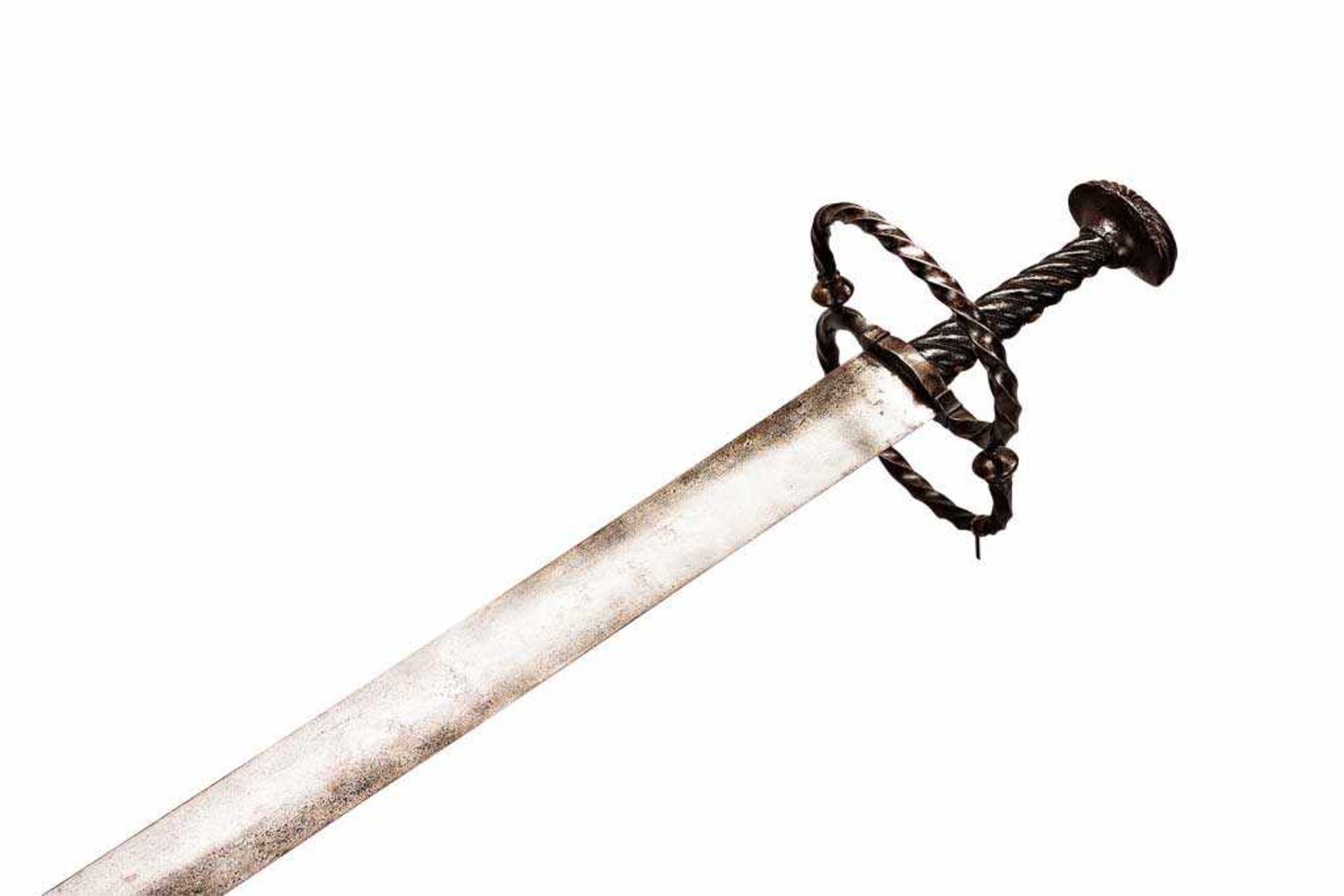 Katzbalger im Stil des frühen 16. Jh. mit breiter gemarkter Klinge. Parierringe aus gewundetem