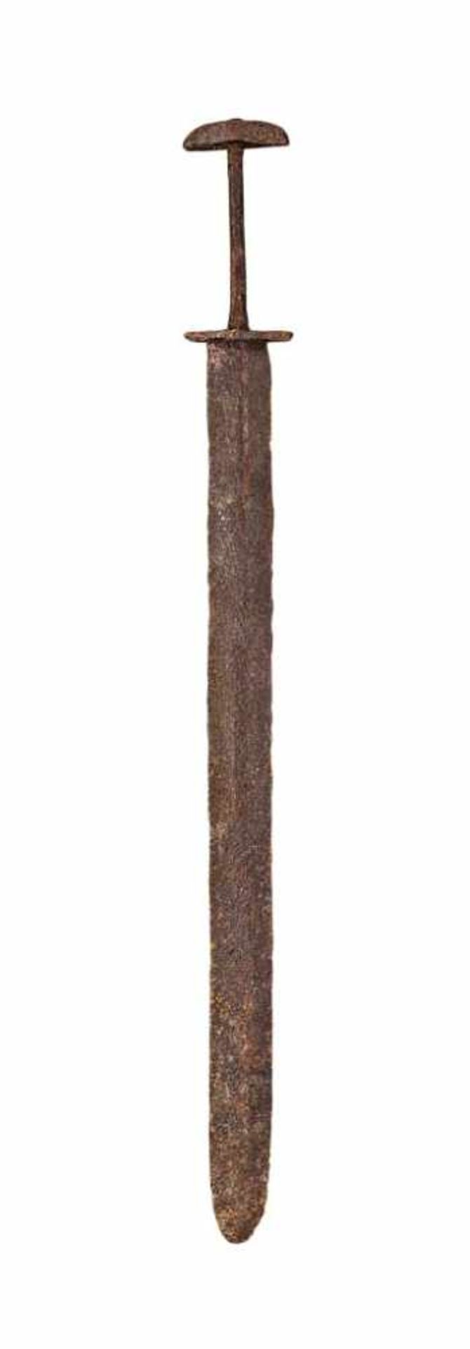 Merowinger-Schwert mit breiter zweischneidiger Klinge, im oberen Viertel schwache Kehlung. Kurzes