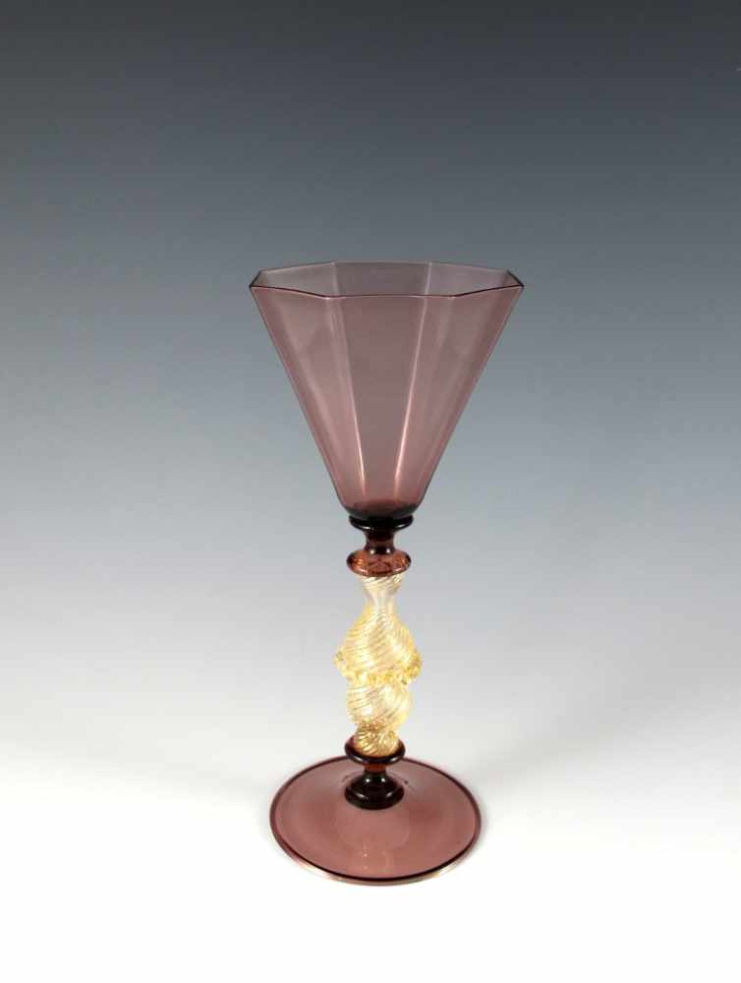 Venezianisches Kelchglas. Cuppa und Fuß violett. Balusterschäftung mit Goldfolien-Einschmelzung. H