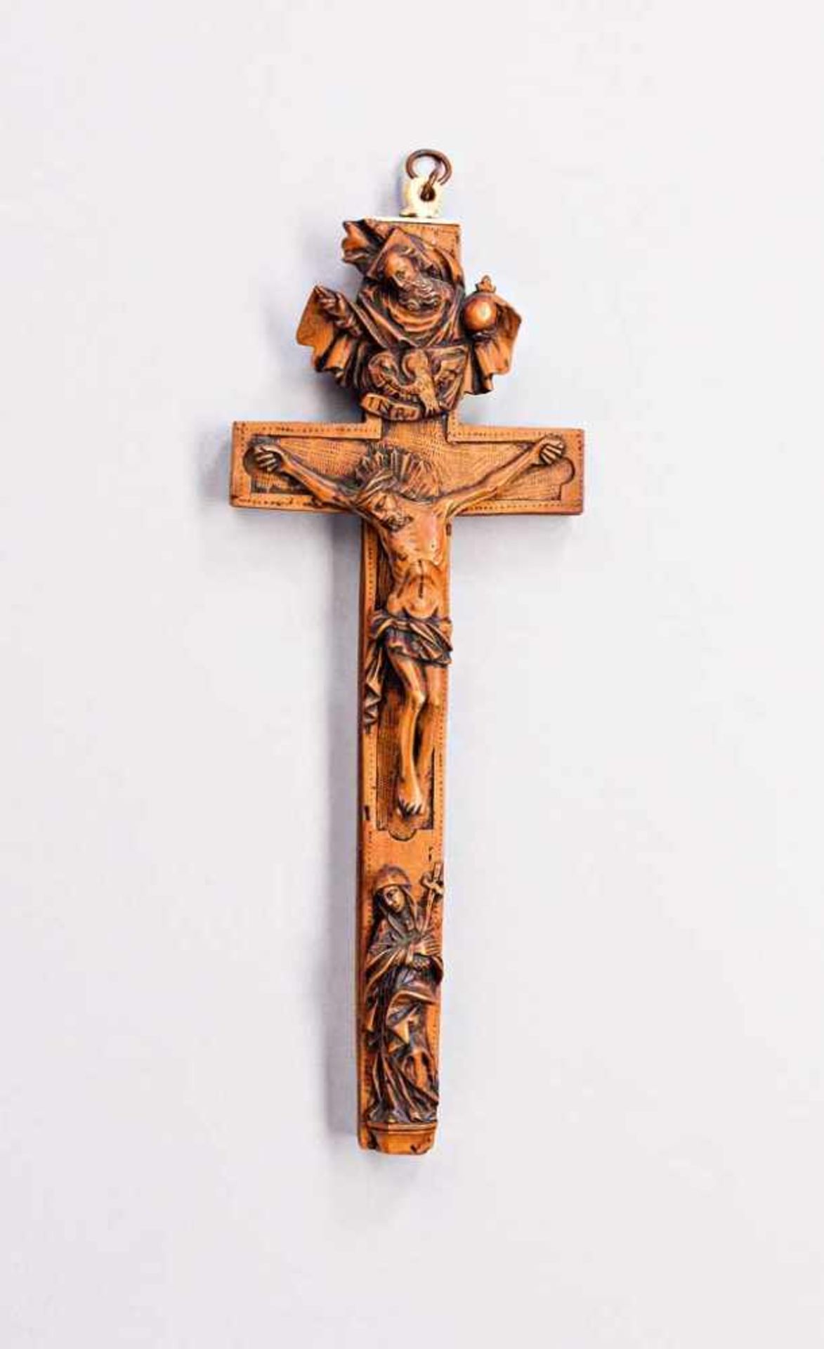 Reliquienkreuz. Gott Vater, Christus und Maria. Reliquien teilweise erhalten. 18. Jh. H 27,5 cm