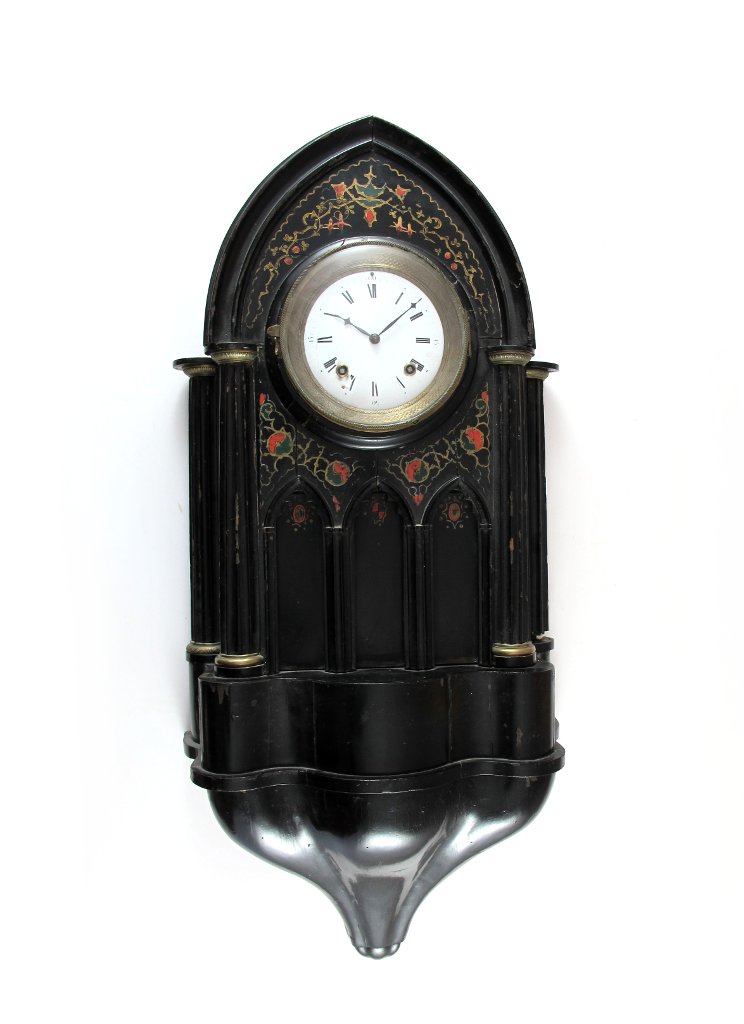 Wanduhr. Ebonisiertes Holzgehäuse, architektonischer Gehäuseaufbau mit Spitzgiebel und