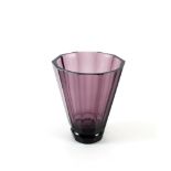 Art-Déco-Becher. Facettiertes violettes Glas mit kurzem abgesetztem Fuß. Moser (?), um 1925. H 12