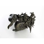 Drache im Halbrelief, ehem. wohl Aufsatz eines Räuchergefäßes. Bronze. China, 19. Jh. H 17,5 cm, L