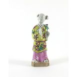 Mädchen mit Lotosblüte. Steinzeug-Figurine mit Emailbemalung. China, 18./19. Jh. H 14,5 cm