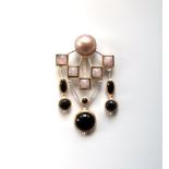 Anhänger. Rosenquarze, Onyxe und Mabé-Perle in Silberfassung mit Teilvergoldung. H 7,5 cm