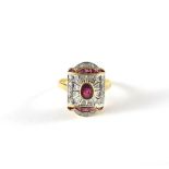 Rubin-/Diamantring im Art-Déco-Stil. Rubin ca. 0,40 ct. Kleine Diamanten ca. 0,30 ct. Zehn