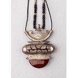 Amulettanhänger aus Silber und Achat, an Kette montiert. Nordafrika. Anhänger H 7,5 cm
