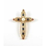 Goldener Kreuzanhänger. Mittig Perle. Saphirkarrees und kleine Diamanten. 14 ct. GG. H 4 cm