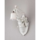 Figurale Porzellan-Wandlampe. Weiblicher Akt auf stilisiertem Palmzweig. Pendelleuchte mit