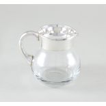 Glaskrug mit Feinsilberrand und -henkel. 0,5 Liter. H 12 cm
