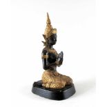 Kniende adorierende Tempeltänzerin. Bronze mit Vergoldung. Siam. H 22 cm