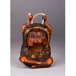 Tonkotsu (Tabakbehälter). Sitzender schreiender Daruma. Holz. Japan, 19. Jh. H 10 cm