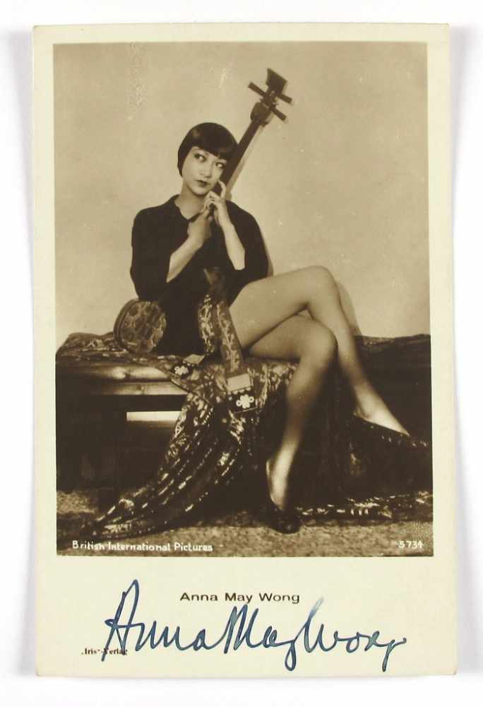 Autogramm von Anna May Wong auf Portraitkarte