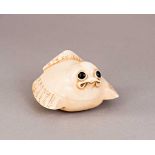 Elfenbein-Netsuke. Fukura Suzume, der Sperling. Eingelegte Augen. Japan, um 1900. L 5 cm