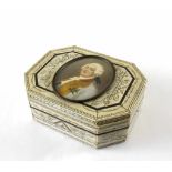 Portraitdose Ludwig XVI. Im Deckel eingelassene Miniatur. Elfenbein. 1. H. 20. Jh. 5 x 14 x 11 cm