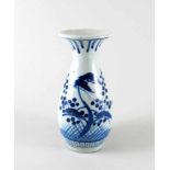 Sakeflasche. Balusterform. Unterglasurblau staffiert. Japan, um 1900. H 17 cm