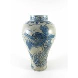 Große Vase vom Typ Mei ping. Seladonglasur mit Blaumalerei: Drachen. China. H 43,5 cm