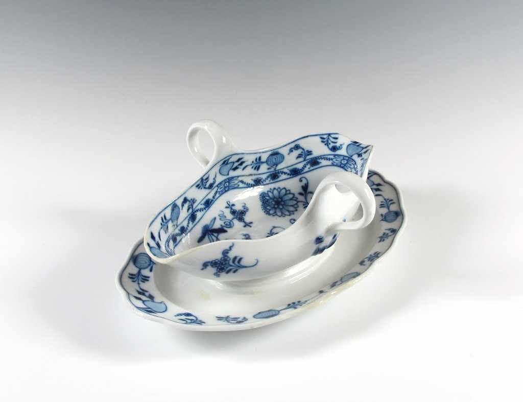 Saucière auf festem Untersatz. Zwiebelmuster. Blaue Schwertermarke Meissen, 19. Jh. L 27 cm