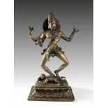 Tanzender vierarmiger Shiva über Menschenopfer auf Lotossockel. Gelbguss. Indien. H 50 cm