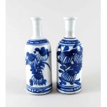 Paar Sakeflaschen. Unterglasurblau staffiert. Japan, Anf. 20. Jh. H 23 cm