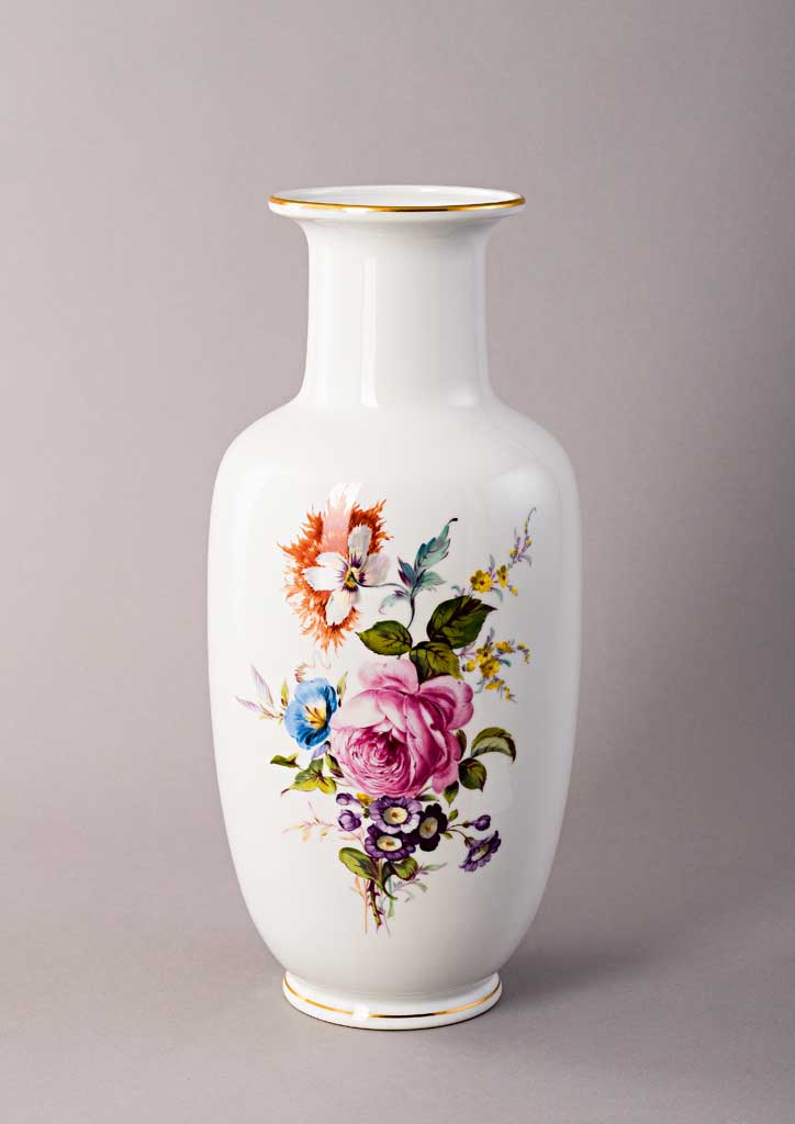 Große Nymphenburg-Vase. Balusterform. Zwei große polychrome Blütenbouquets. Nymphenburg, 20. Jh. H