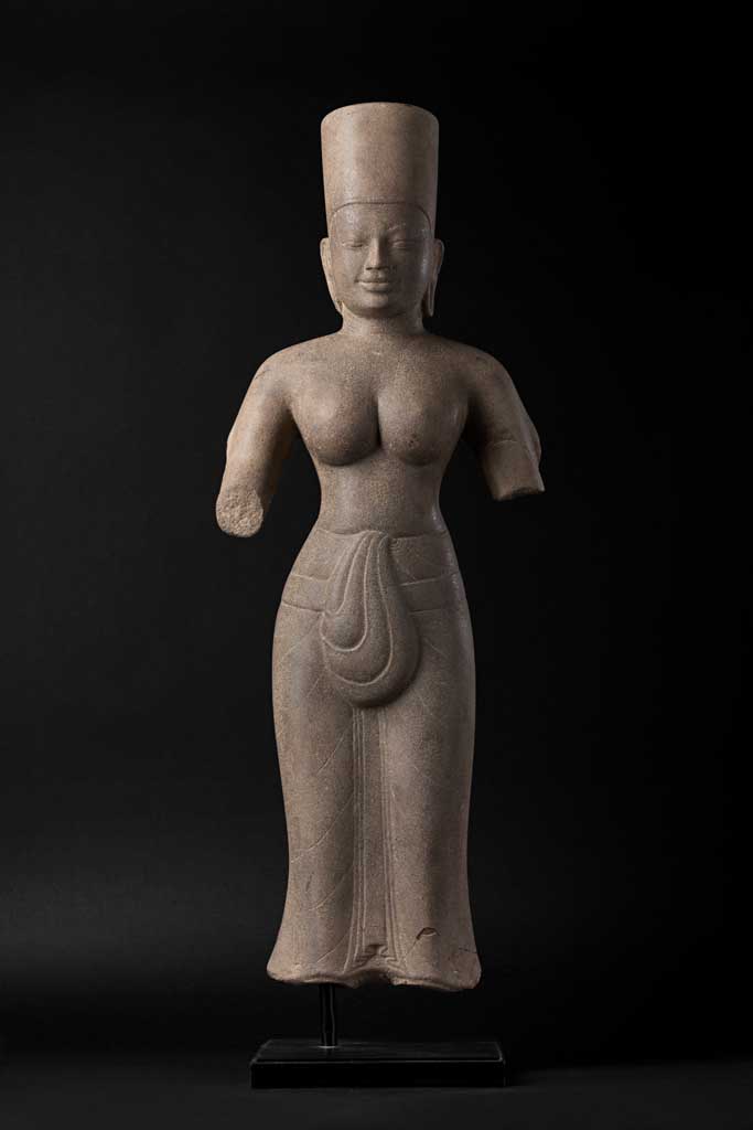 Torsofigur einer Uma oder Durga.Stehende weibliche Gottheit in angedeuteter Tribhanga-Haltung.