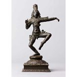 Tanzender Shiva über Lotos auf quadratischem Sockel. Reich geschmückt. Bronze. Indien, 18. Jh.? H