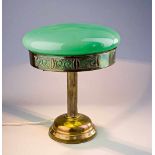 Jugendstil-Tischlampe. Messingfuß und -montierung. Grüner Milchglasschirm. Um 1900. H 40 cm