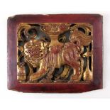 Kassettenrelief mit Shishi. Holz gefasst. China, 19. Jh. 22 x 27 cm