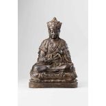 Padmasambhava,auf doppeltem, teils durch Draperie verhülltem Lotossockel sitzend. Reich