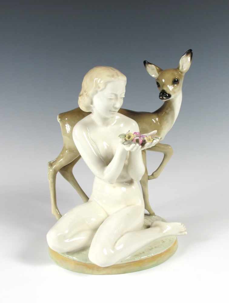 Weiblicher Akt mit Reh. Figurine mit Unterglasurstaffage. Hutschenreuther, U.S. Zone. H 23 cm